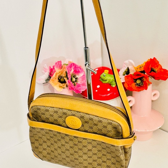 Gucci shoulder bag with iconic gg logo - Picture 16 of 16